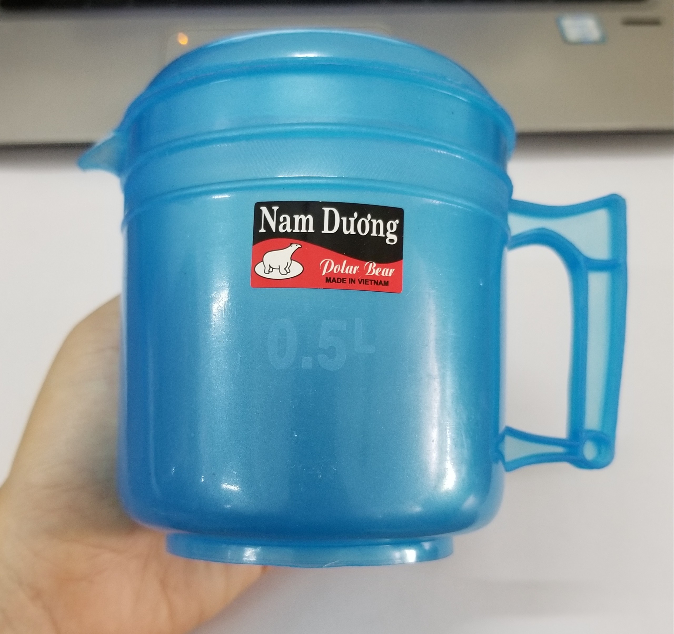 Ca múc nước nhựa tròn có miệng rót 0.5 Lít – ảnh mô tả 3